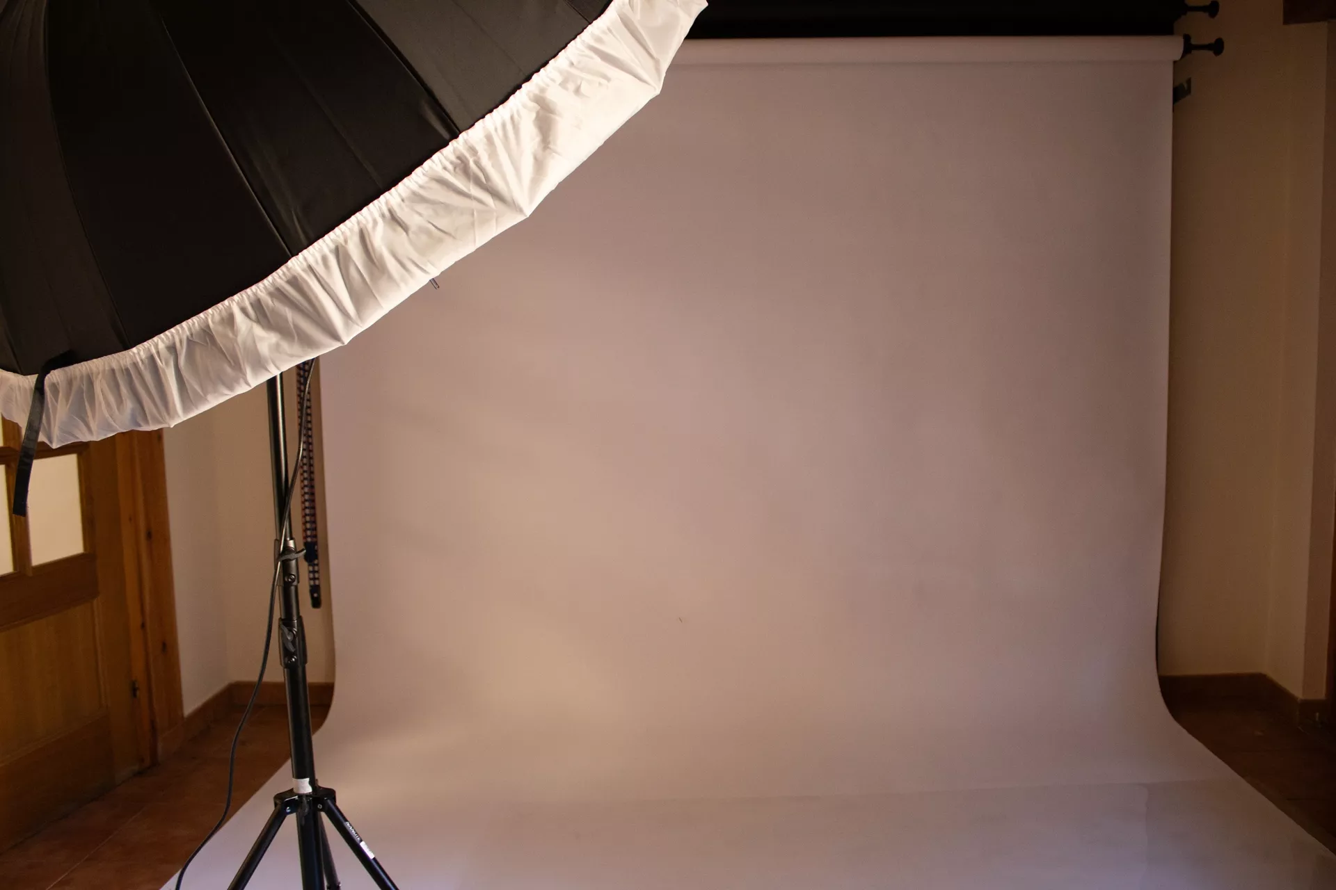 Set de fotografía profesional con fondo blanco y paraguas de luz