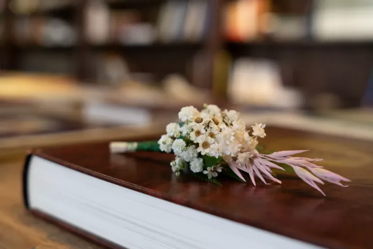 Ramillete de flores secas sobre un libro de tapas de cuero marrón