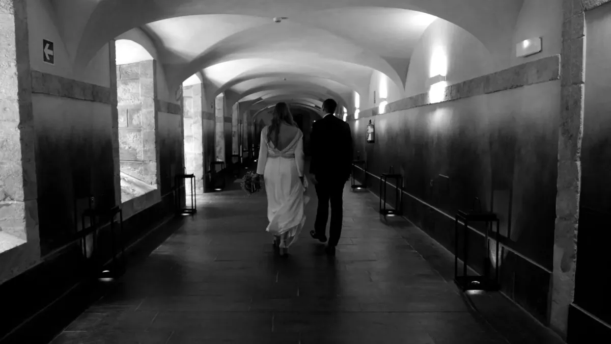 Pareja de novios paseando por los pasillos del monasterio de Corias en Cangas del Narcea