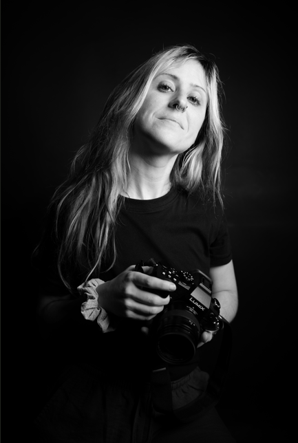 María en primer plano con su cámara en blanco y negro